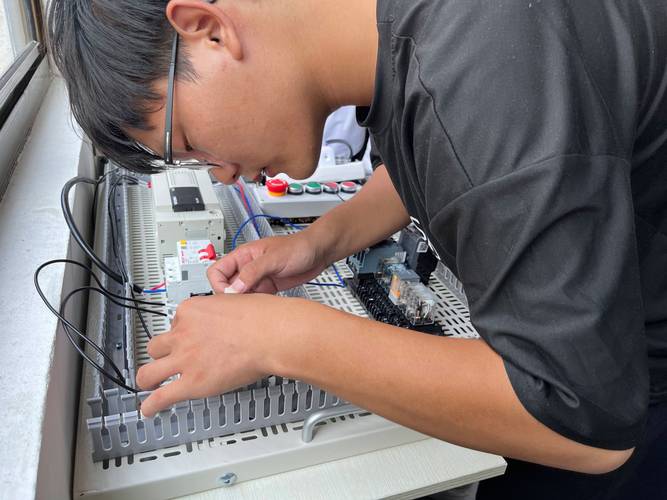 基于英特爾技術智能制造試驗工廠實訓對計算機網絡技術專業學生的賦能與啟示——以安陽職業技術學院計算機系為例